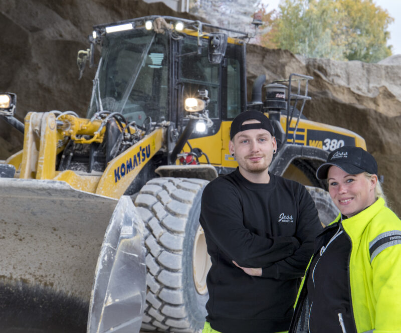 Fredrik Sonfors och Ulrika Jatala är nöjda med Komatsu WA380-8, som klarar det tuffa arbetet vid gipsfabriken.