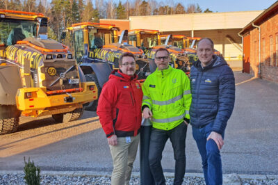 Fredrik Rigö från Swecon och Mikael Liljestrand från Volvo CE i Arvika tillsammans med Rally Swedens vd Glenn Olsson.