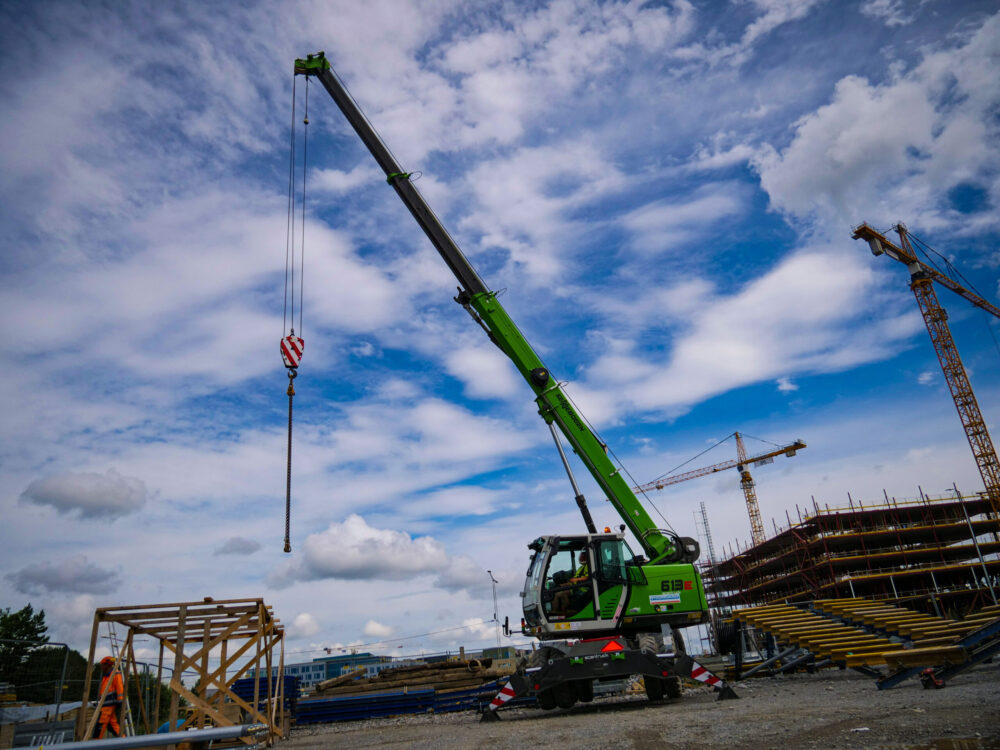 SENNEBOGEN 613E har en fantastisk kapacitet då den lyfter 16ton hela 24m högt.