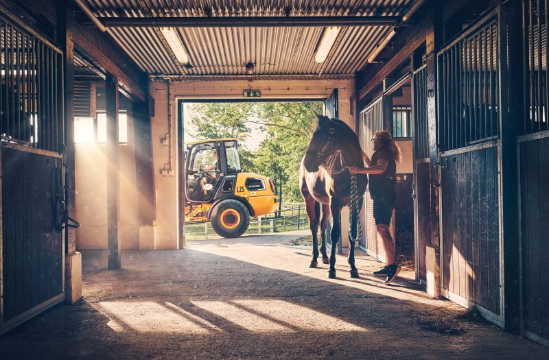 L25 Electric Compact Wheel Loader at the Menhammar stud farm